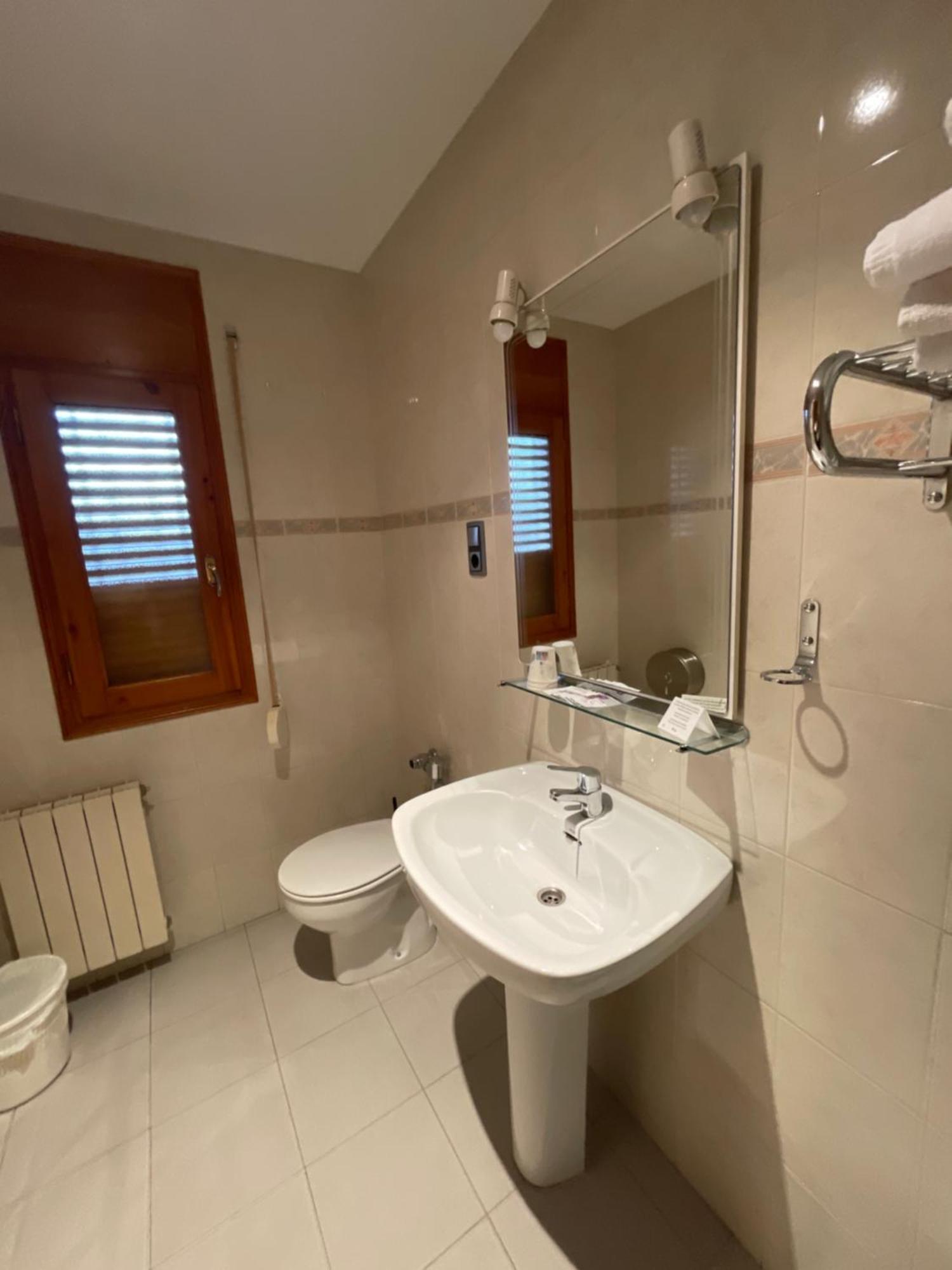 Hostal Pirineos Aínsa Екстериор снимка