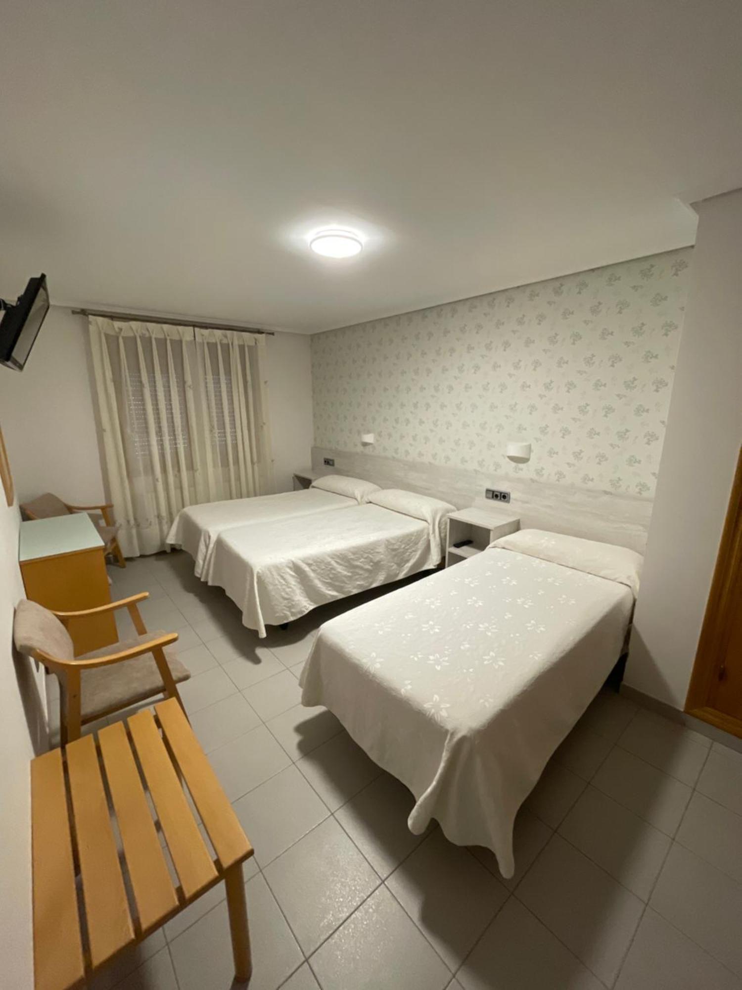 Hostal Pirineos Aínsa Екстериор снимка