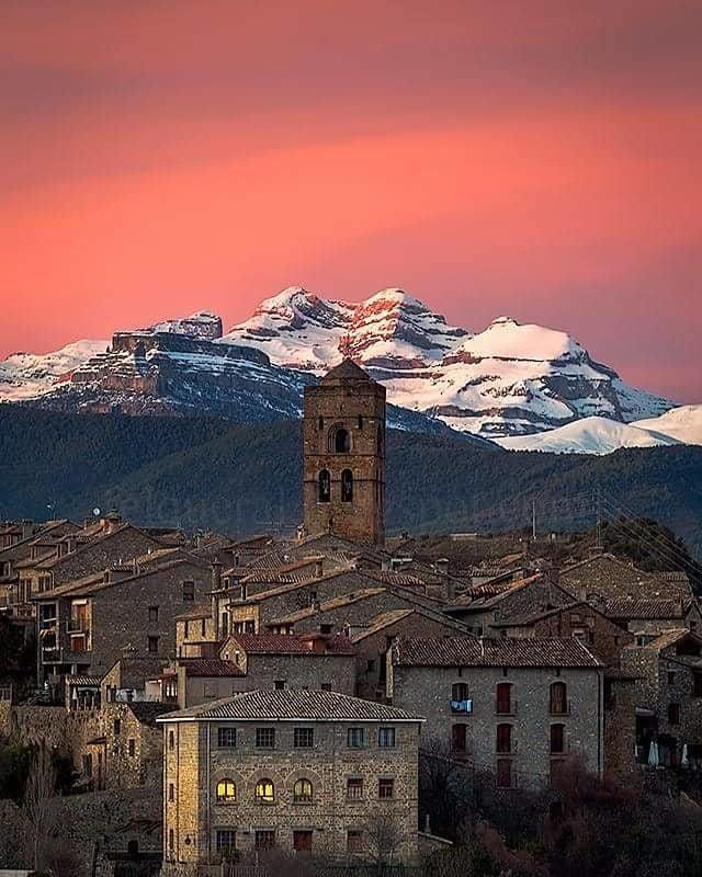 Hostal Pirineos Aínsa Екстериор снимка